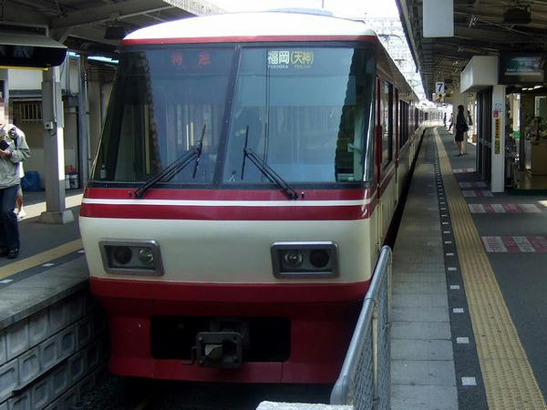 大牟田駅に到着して折り返しの準備をする8000形
