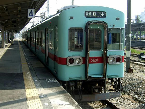 大牟田駅で発車を待つ9082（※行き先表示は「甘木」行き）