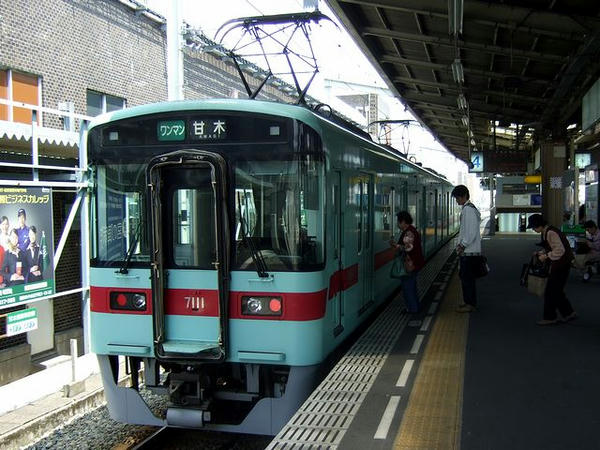 久留米駅で発車を待つ7500
