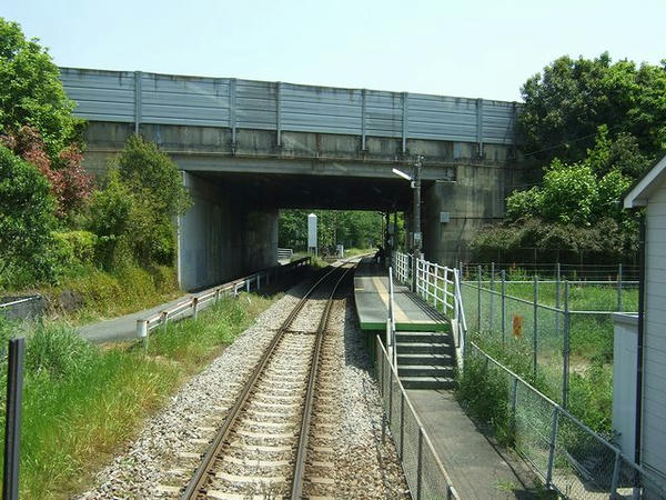 後ろからの車窓パート2、跨線橋下の駅