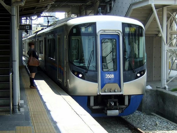 小郡駅に入線してきたJ132