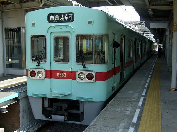 二日市駅で発車を待つ8133