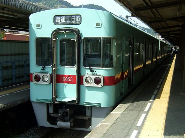 太宰府駅で発車を待つ6140