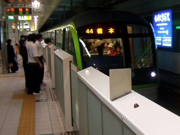 薬院駅に入線する162