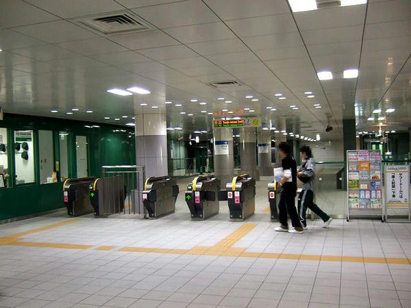 福岡市地下鉄橋本駅の観察口付近