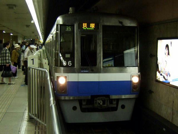 天神駅に入線する346
