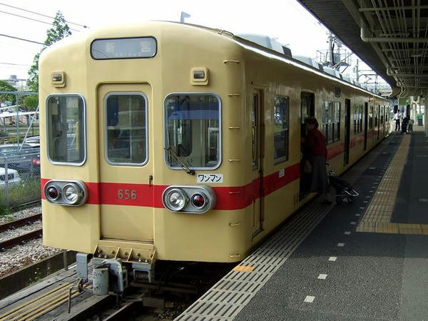 貝塚駅で発車を待つ1602