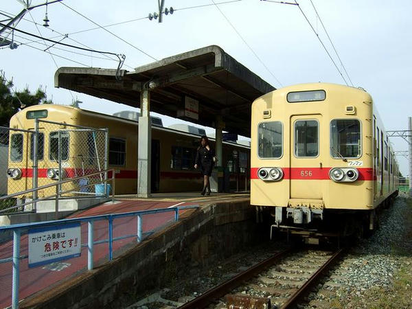 西鉄新宮駅で折り返しを待つ列車
