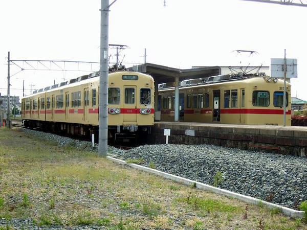 西鉄新宮駅で並ぶ600形と313形パート2