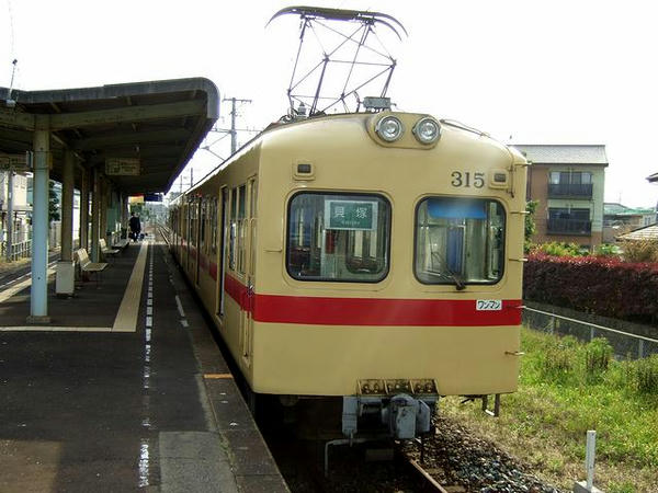 西鉄新宮駅で発車を待つ1701