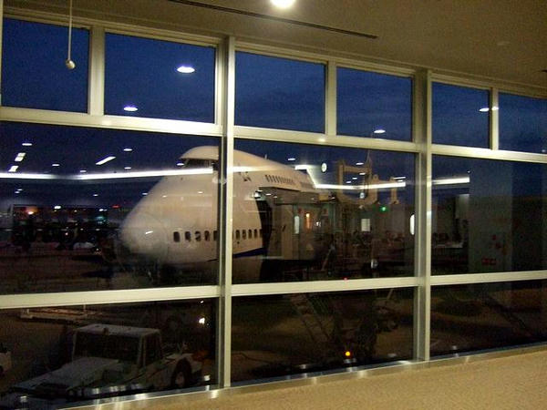 福岡空港7番スポットで出発を待つANA270便