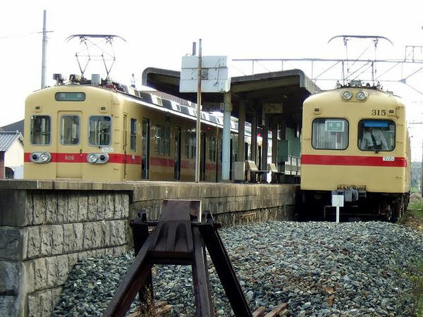 西鉄新宮駅で並ぶ600形と313形パート1