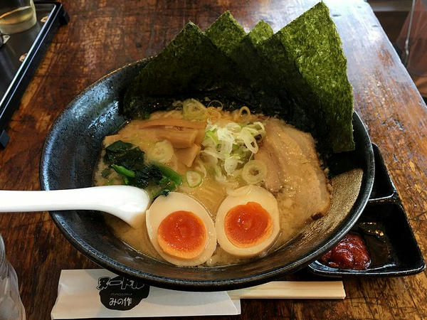 醤油豚骨ラーメン 880円