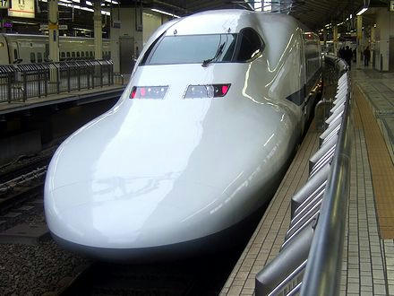 東京駅で出発を待つのぞみ61号
