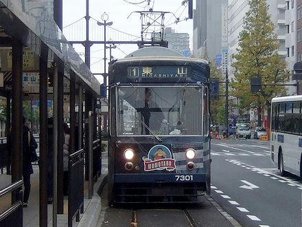 岡山駅前に進入する7301