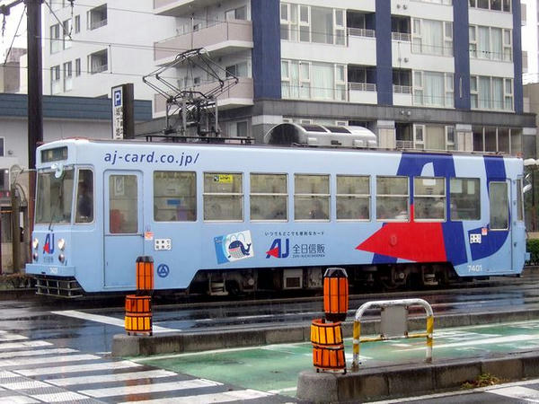柳川－城下の交差点に停車中の7401