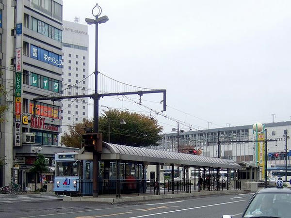 岡山駅前停留所（架線柱の形が面白いです）