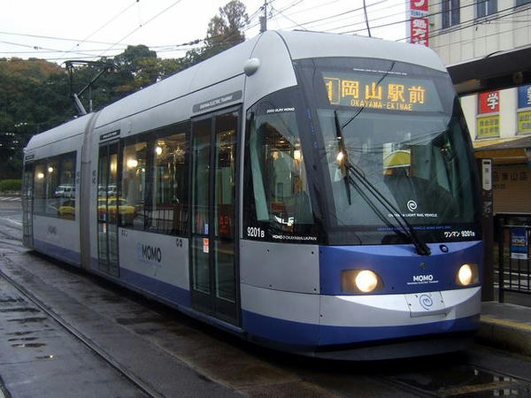 東山で発車を待つMOMO