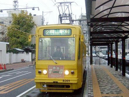 清輝橋に停車しようとする8301