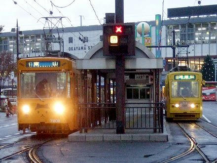 岡山駅前で発車を待つ7202と8301