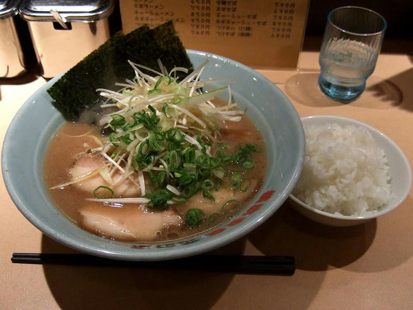 ネギラーメン（麺の固さ・油の量・味の濃淡全て普通） 750円 ＋ 中盛 100円 ＋ 半ライス 100円