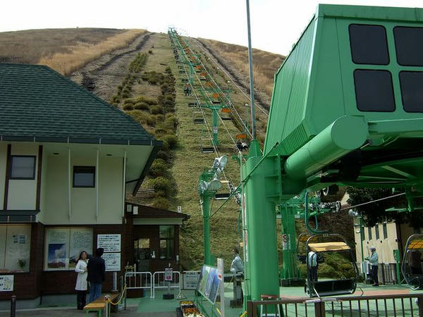 麓の乗り場から山頂方向