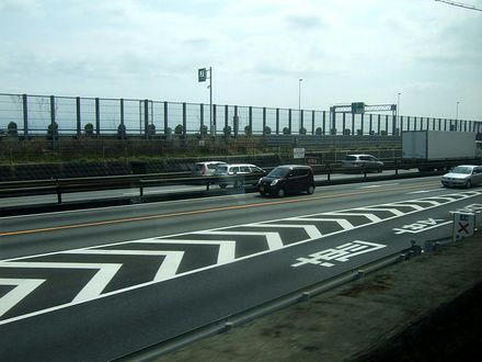 国道1号、東名高速と併走