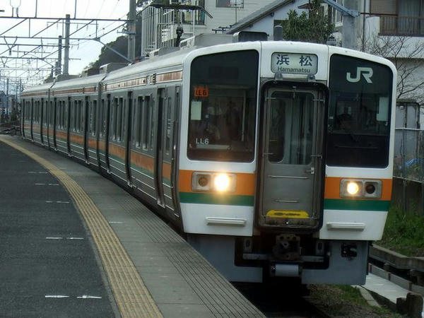 興津駅に入線する773M