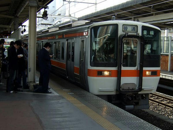 浜松駅に入線する957M