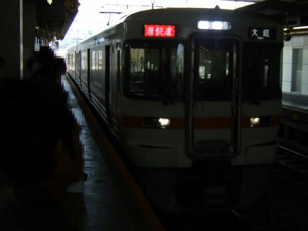 豊橋駅に入線する2331F新快速