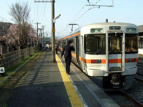 美濃赤坂に到着した4129F