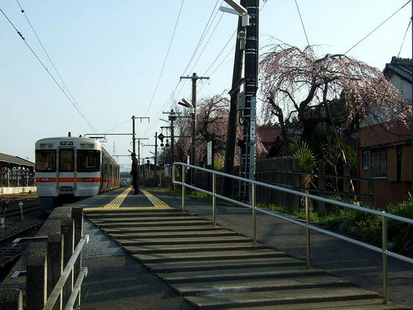 美濃赤坂駅で出発を待つ4218F