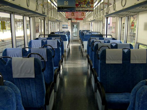 美濃赤坂で発車待ち中の4218Fの車内