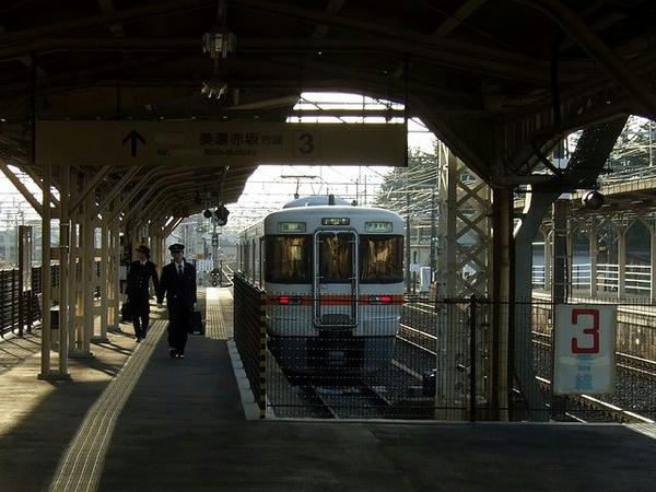 大垣駅に到着した4218F