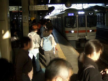 大垣駅に入線する5517F快速