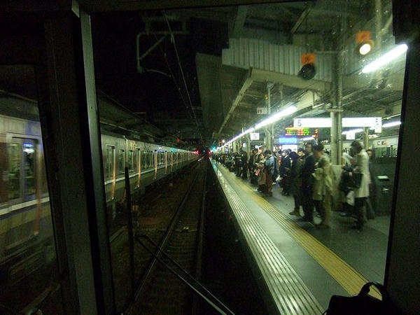 大阪駅に進入する825T