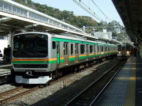 終点の熱海駅に到着した3753M快速アクティー（JR東日本E231系1000番台電車）と発車を待つ沼津行き1431M（JR東海211系5000/6000番台電車）