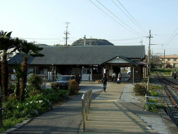 ホームから駅舎方向を望む