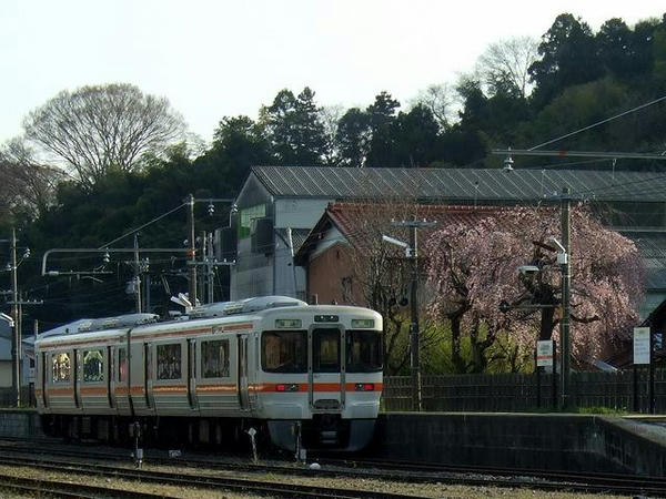 美濃赤坂駅で発車を待つ4218F（JR東海313系300番台電車）
