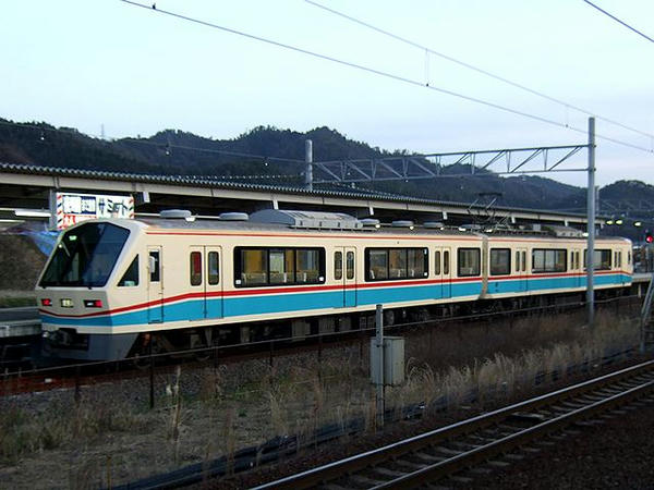 米原駅に停車中の近江鉄道700系電車（モハ701＋モハ1701）