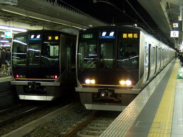 大阪駅に停車中の東海道・山陽本線各駅停車（JR西日本321系電車）