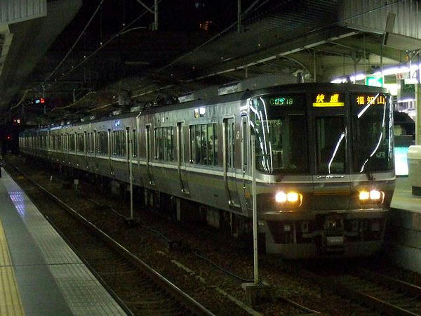 大阪駅で発車を待つ福知山線快速列車（JR西日本223系6000番台電車［宮原車］）