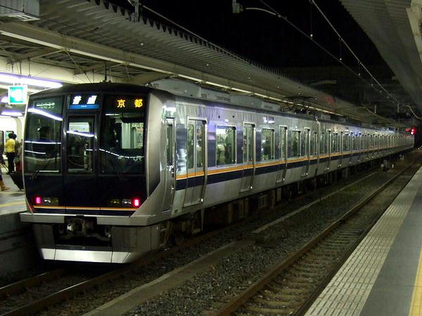 大阪駅に停車中の京都行き各駅停車（JR西日本321系電車）
