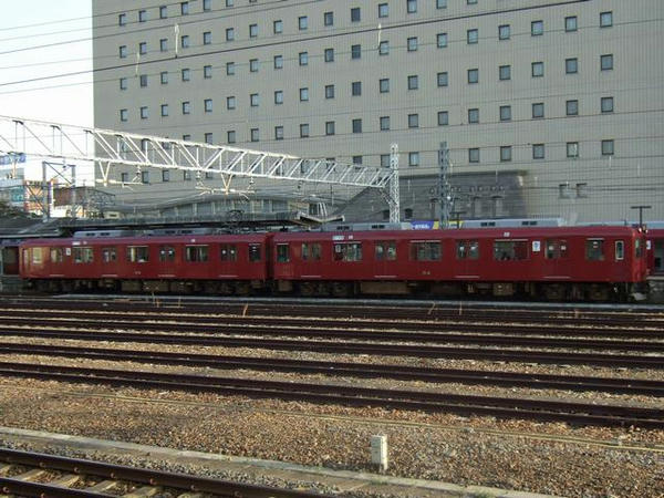 大垣駅に停車中の養老鉄道610系電車2連（614＋514）