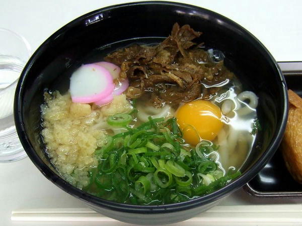  肉うどん 480円 ＋ 生玉子 60円 ＋ 稲荷寿司 150円