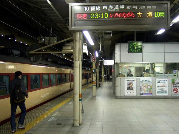 発車前のホームの様子
