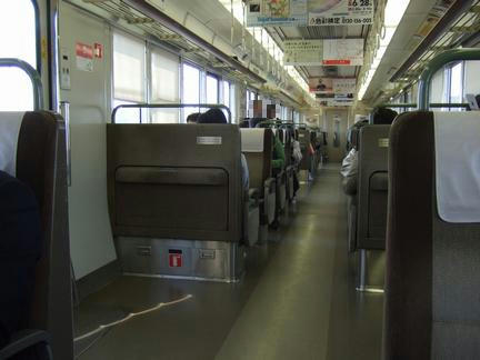 神戸を過ぎだいぶ落ち着いた3411M新快速の車内
