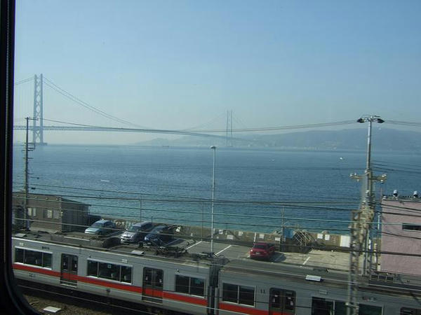 明石海峡大橋と山陽電鉄の電車