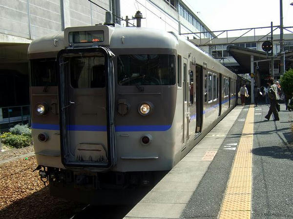 相生駅で発車を待つ1313M