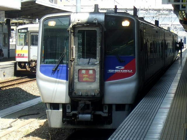 発車を待つ特急南風